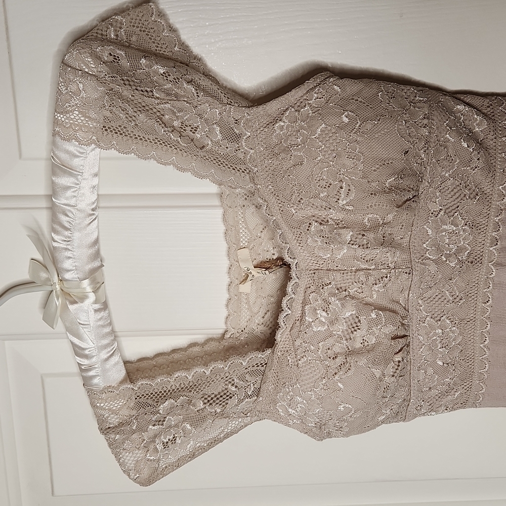 Easel Los Angeles Taupe Lace Top - Size S NWOT - Picture 2 of 10